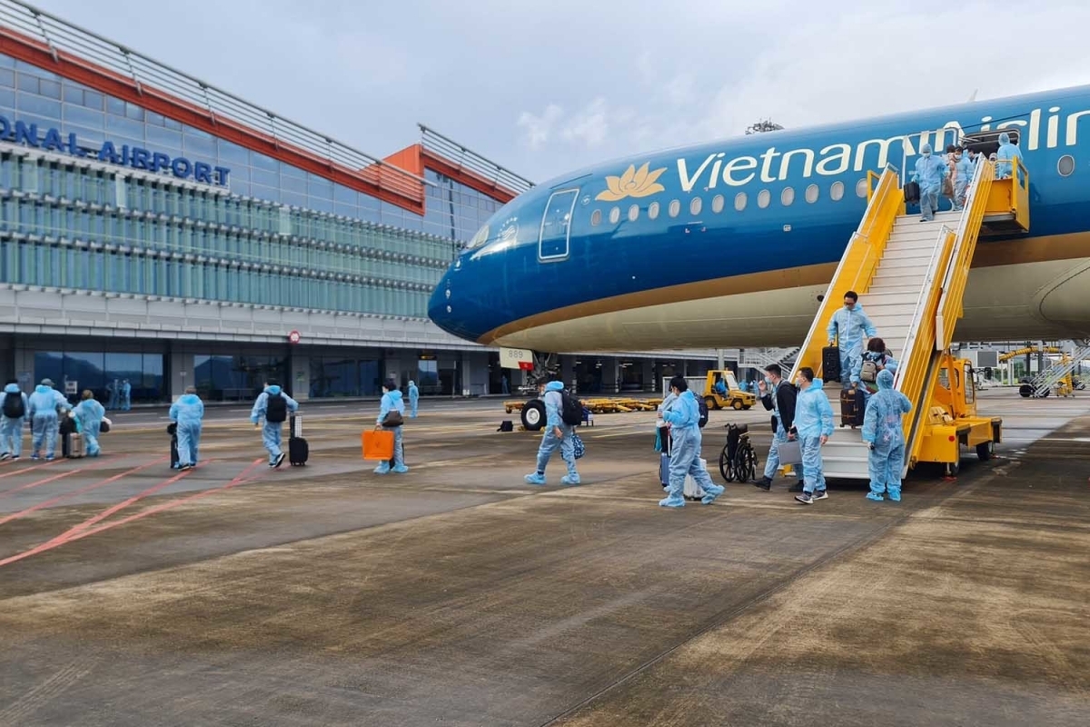 As many as 301 vaccinated passengers arrive in Vietnam from France on baord a Vietnam Airlines flight on September 23.