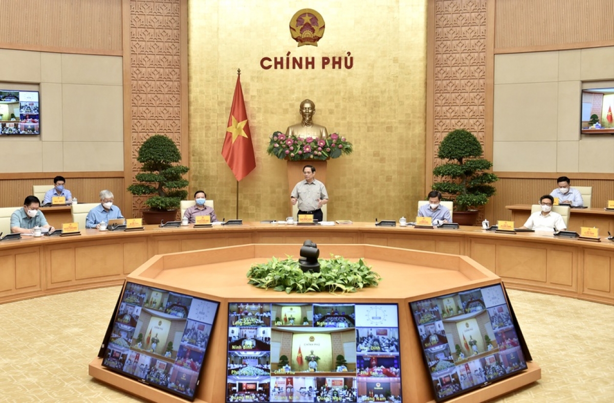 PM Pham Minh Chinh chairs a meeting to seek ways to control the COVID-19 outbreak and reopen the economy. (Photo: VGP)