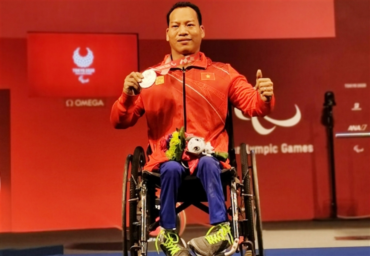 Weightlifter Le Van Cong has clinched the only silver medal for Vietnam at the Tokyo 2020 Paralympics.