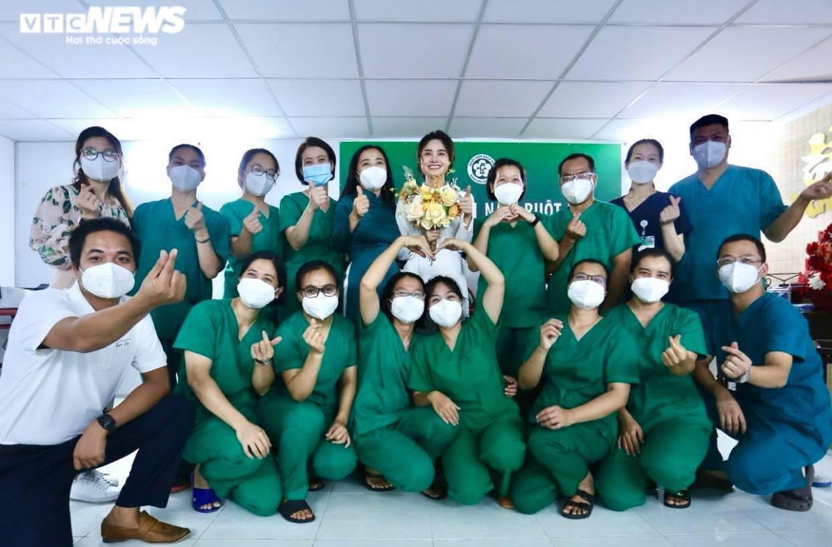 Doctors, nurses and orderlies of the hospital share Diep's joy. (Photo: VTCNews)