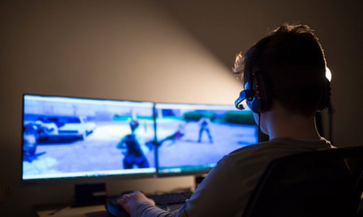 Trẻ em đang bị tác động quá nhiều bởi không gian trên mạng. Ảnh: Guardian