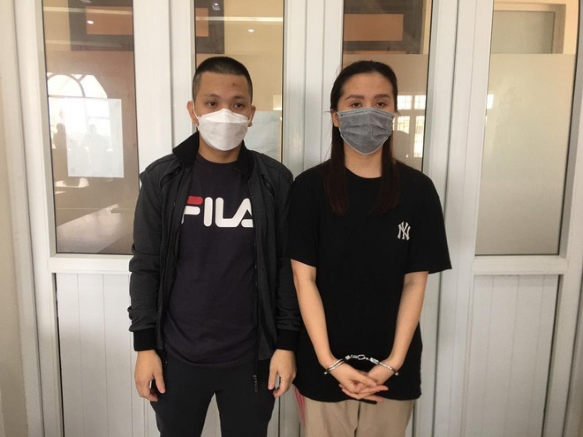 Vợ chồng Nguyễn Thị Vân Anh và Đào Quốc Huy sau khi bị bắt.