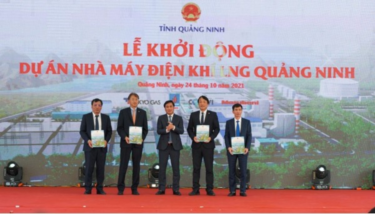 Nguyen Tuong Van, chairman of the Quang Ninh provincial People's Committee presents a decision on the approval of project investors.