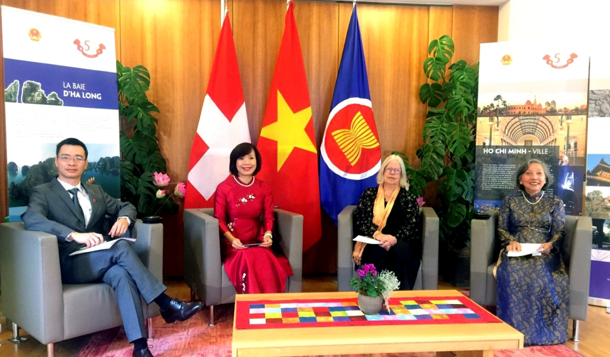 Vietnamese Ambassador to Switzerland Le Linh Lan (second from left) and other guests at the programme. (Photo: Ministry of Foreign Affairs)