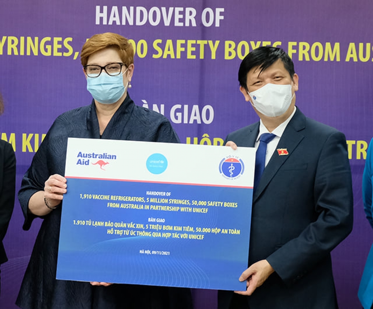 Minister of Health Nguyen Thanh Long (R) receives COVID-19 medical supplies from the Australian Government and UNICEF.