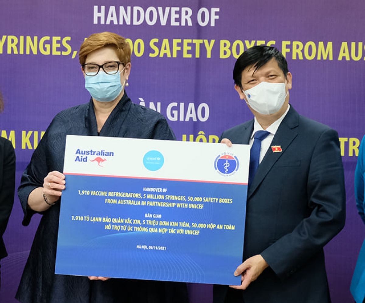 Minister of Health Nguyen Thanh Long (R) receives&nbsp;COVID-19 medical supplies from&nbsp;the Australian Government and UNICEF.