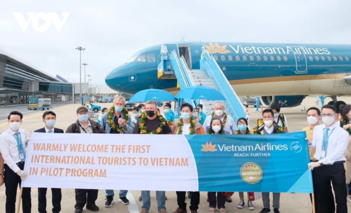 A Vietnam Airlines flight carrying approximately 30 international visitors landed at Da Nang International Airport on November 17 following a long hiatus due to the pandemic.