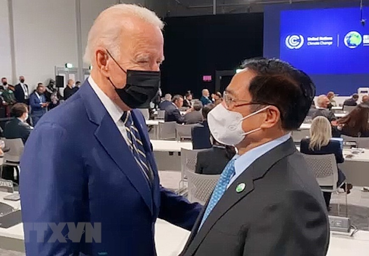 Prime Minister Pham Minh Chinh (R) meets US President Joe Biden at the 26th United Nations Climate Change Conference of the Parties (COP26) held in Glasgow, Scotland (the UK), on November 1.