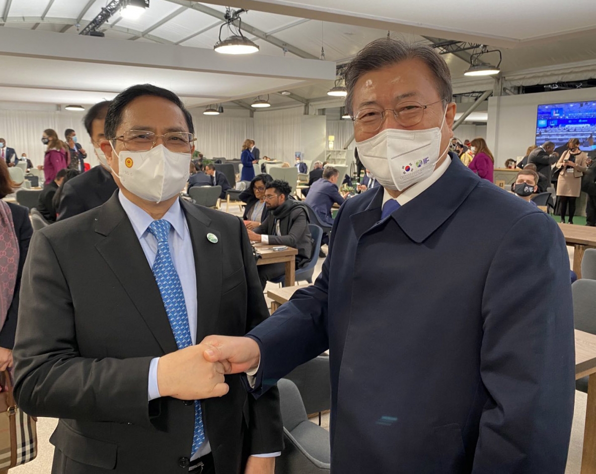 Prime Minister Pham Minh Chinh (L) and&nbsp;President of the Republic of Korea Moon Jae-in