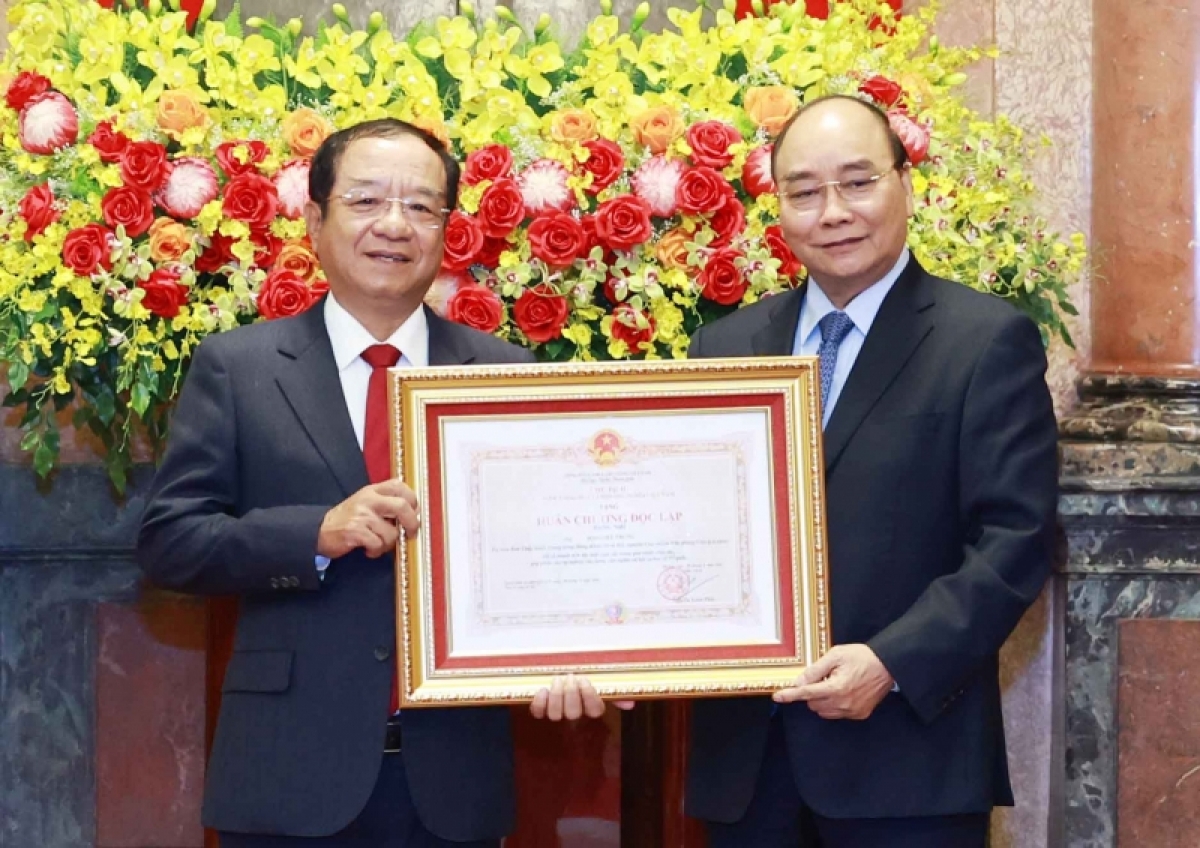Chủ tịch nước Nguyễn Xuân Phúc trao Huân chương Độc lập hạng Nhì cho đồng chí Đào Việt Trung.