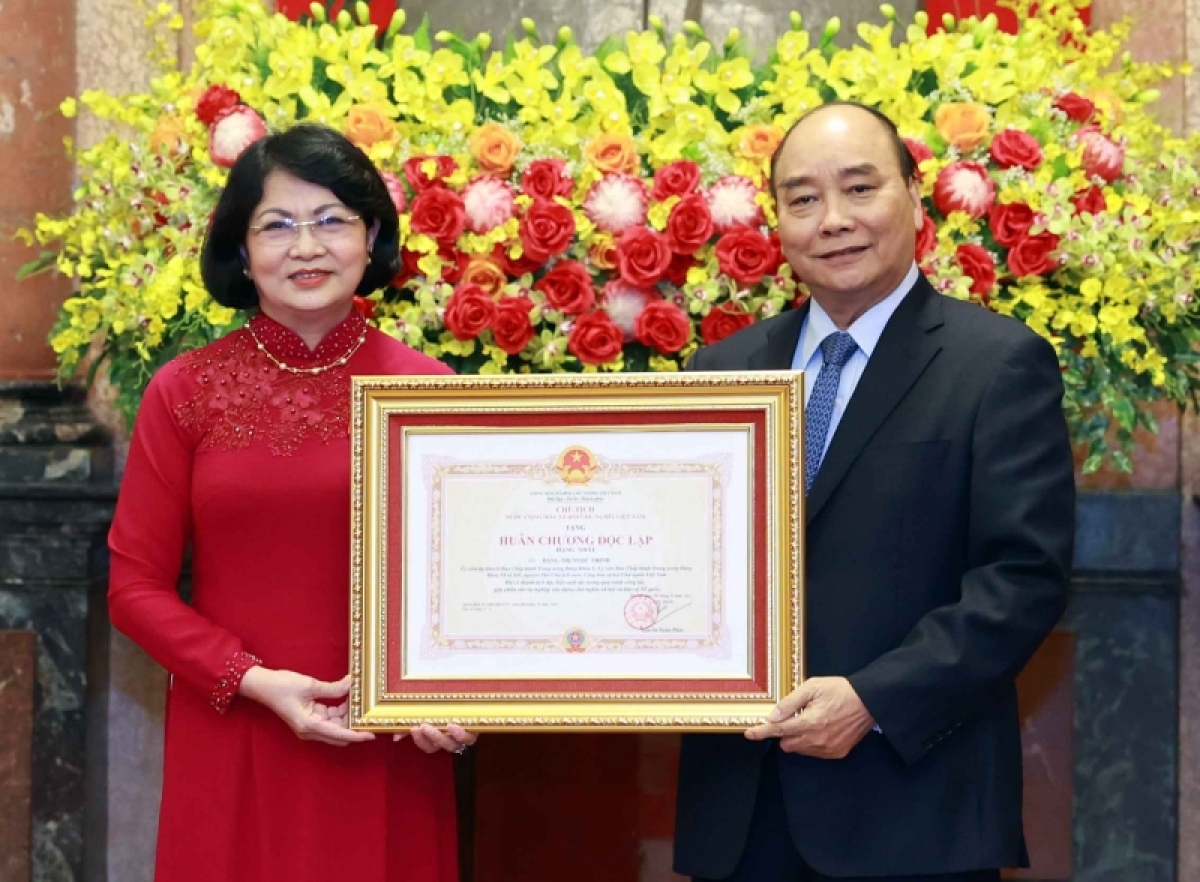 Chủ tịch nước Nguyễn Xuân Phúc trao Huân chương Độc lập hạng Nhất cho đồng chí Đặng Thị Ngọc Thịnh