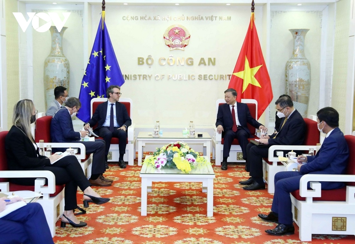 Minister of Public Security General To Lam (R) hosts Ambassador Giorgio Aliberti, head of the European Union Delegation to Vietnam.