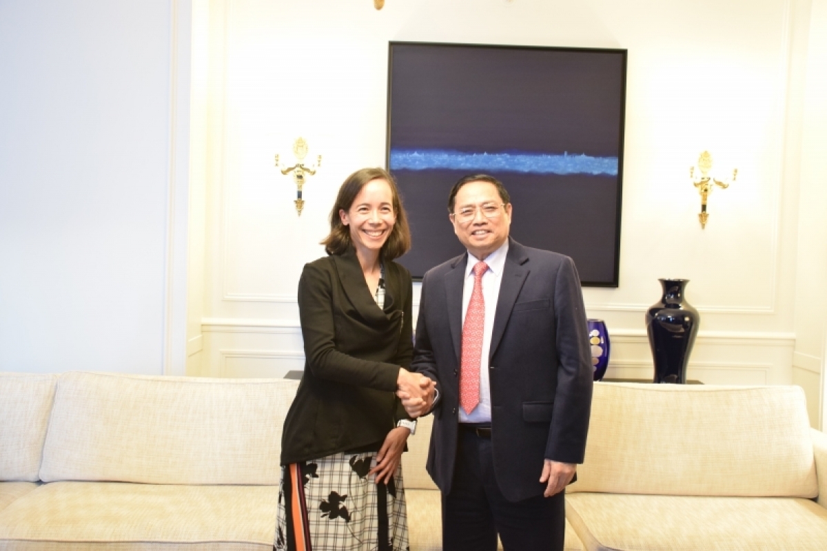 PM Pham Minh Chinh and Aurélia Nguyen, Managing Director of the Office of the COVAX Facility (L)