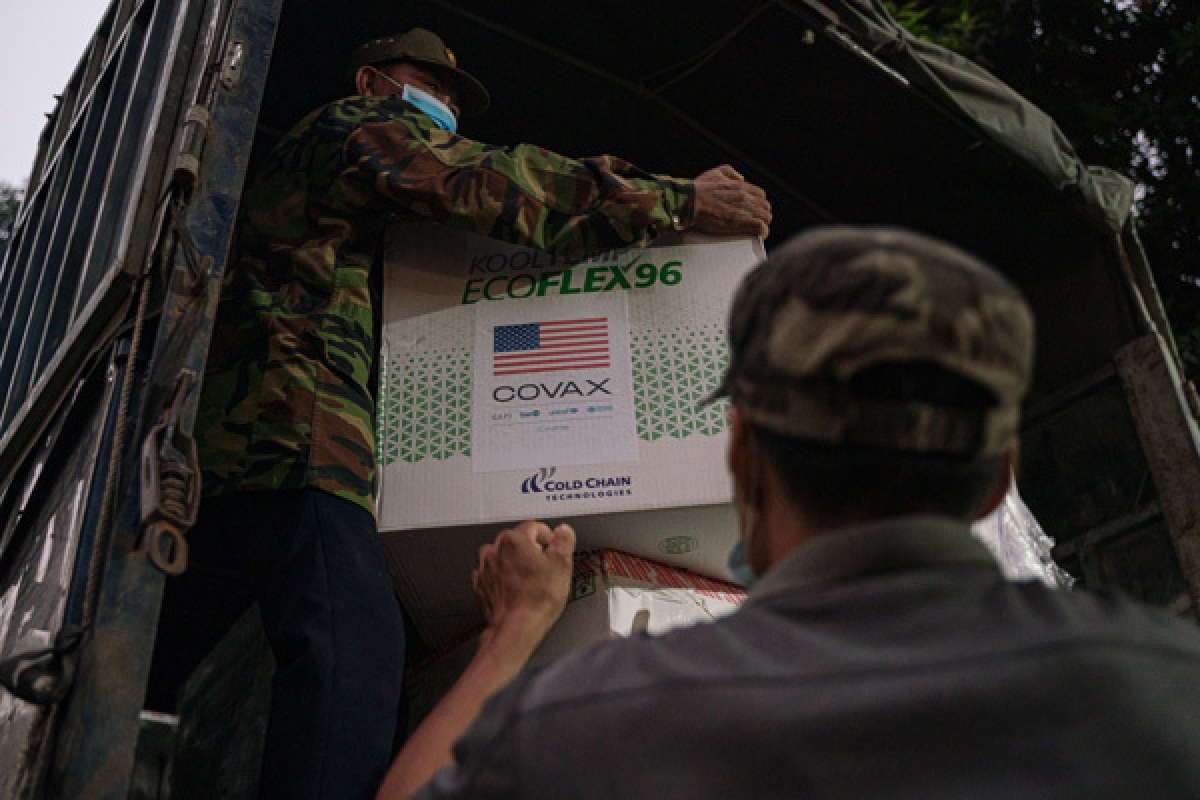 An additional 1 million doses of the Moderna COVID-19 vaccine donated by the US arrived in Hanoi on November 18 (Photo: US Embassy)