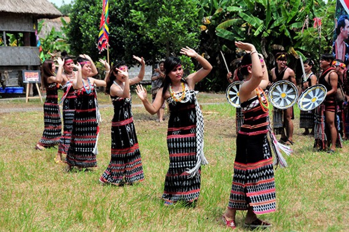 Co Tu women perform a traditional dance. (photo: dancongsan.vn)