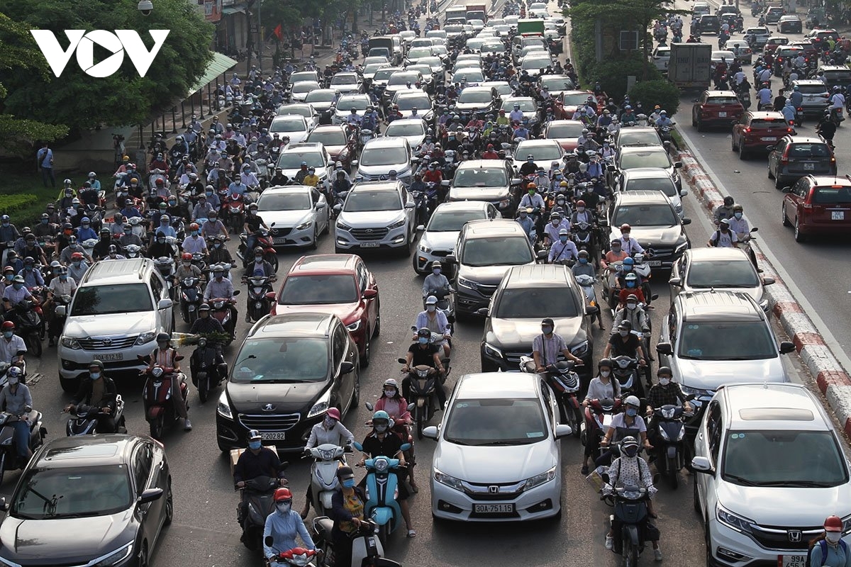GS.TS Đặng Đình Đào, cho rằng, Hà Nội nên có sự chuẩn bị tốt điều kiện “cần” là phát triển hạ tầng giao thông công cộng, để điều kiện “đủ” là người dân tự giác bỏ xe cá nhân, tham gia giao thông công cộng.