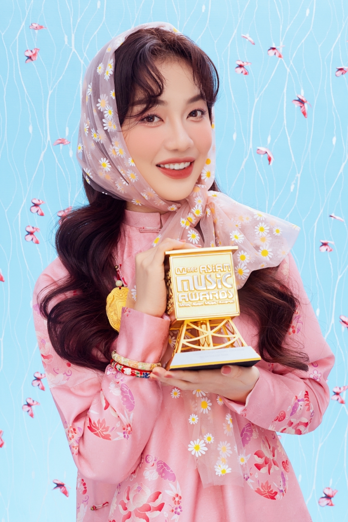 Singer Hoang Duyen wins Best New Asian Artist at the Mnet Asian Music Awards (MAMA) 2021.