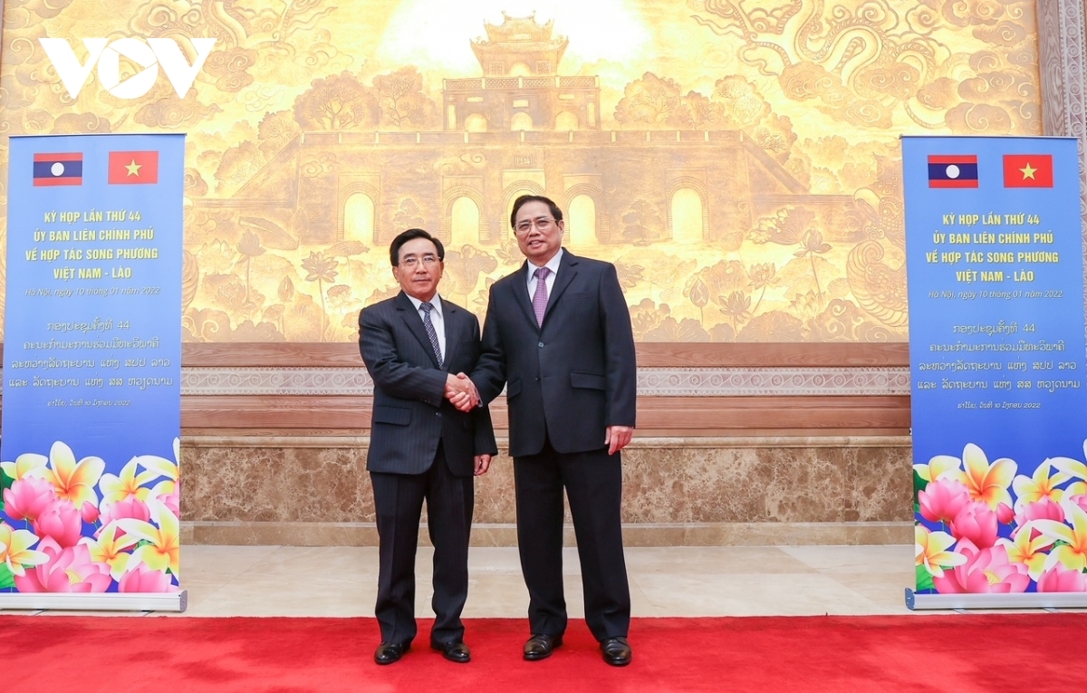 Prime Minister Pham Minh Chinh and his Lao counterpart Phankham Viphavanh (L)