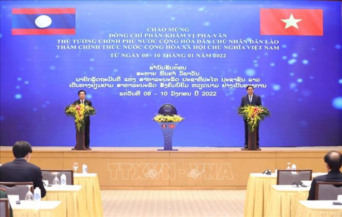 PM Pham Minh Chinh (R) and Laos PM Phankham Viphavanh host a press briefing on their high-level talks.