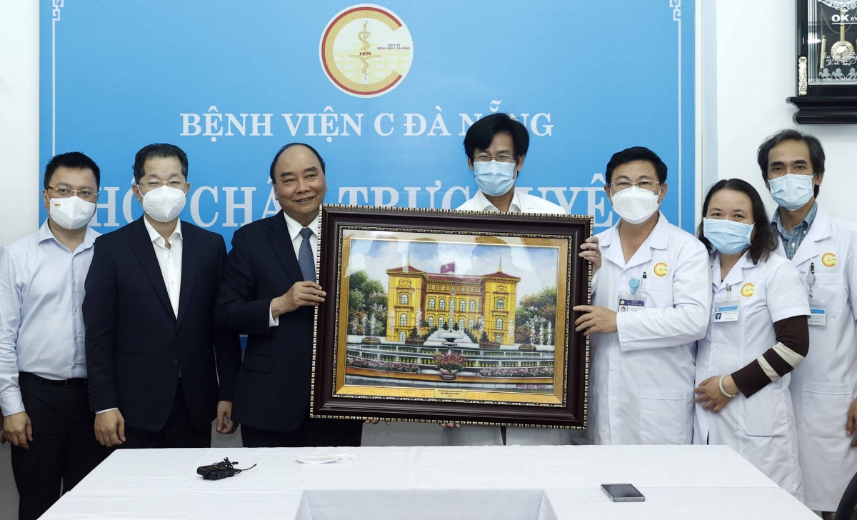 Chủ tịch nước tặng quà cán bộ y tế Bệnh viện C Đà Nẵng