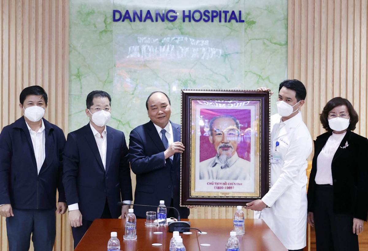 Chủ tịch nước tặng quà các y bác sĩ Bệnh viện Đà Nẵng