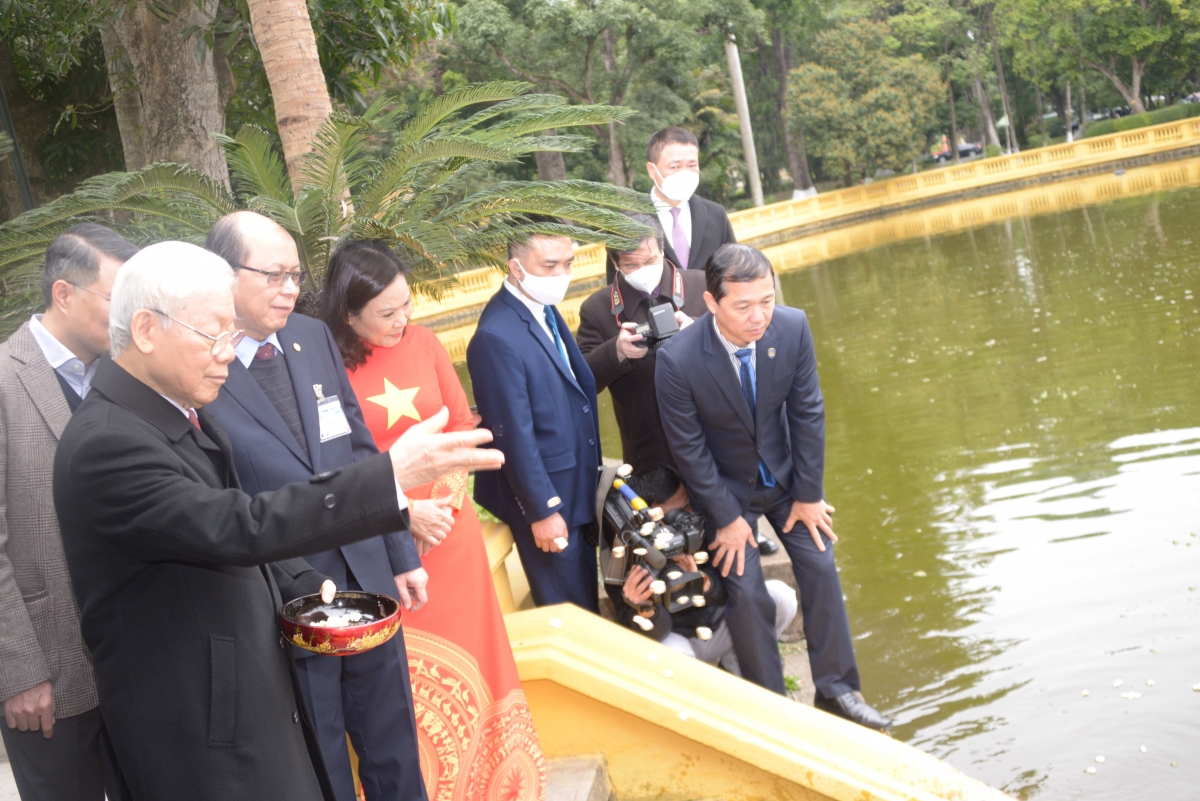 Tổng Bí thư Nguyễn Phú Trọng tại Ao cá Bác Hồ