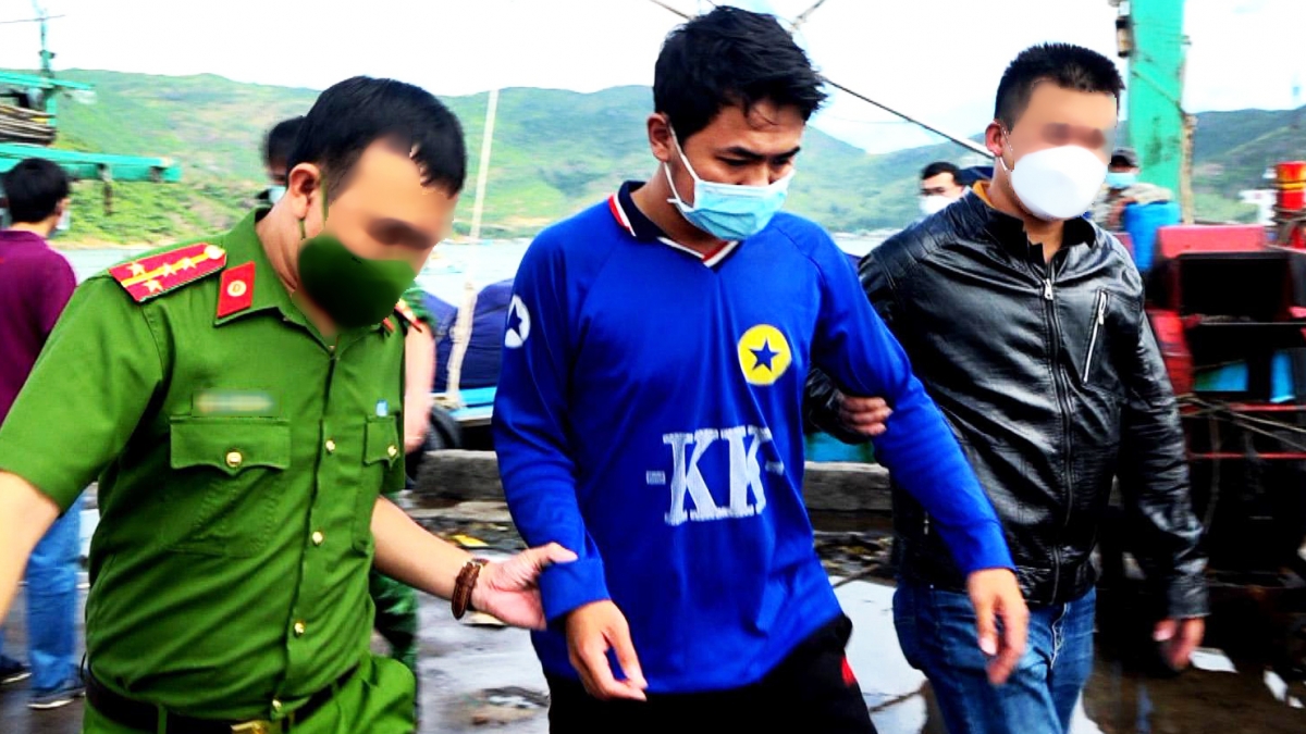 Trần Văn Tài được dẫn giải vào bờ (Ảnh: Công an Bình Định)