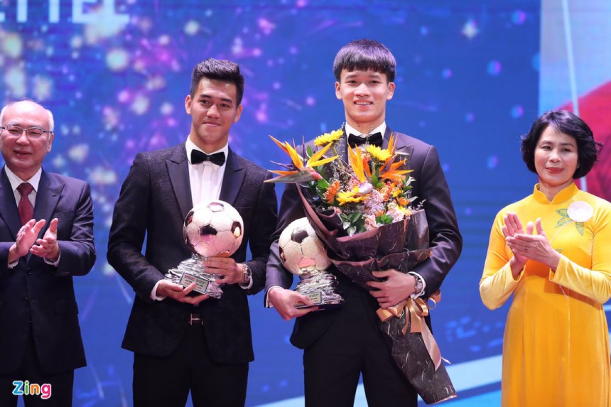 Midfielder Nguyen Hoang Duc (second from right) receives the Golden Ball Awards 2021 (Photo: Y Kien/zingnews.vn)