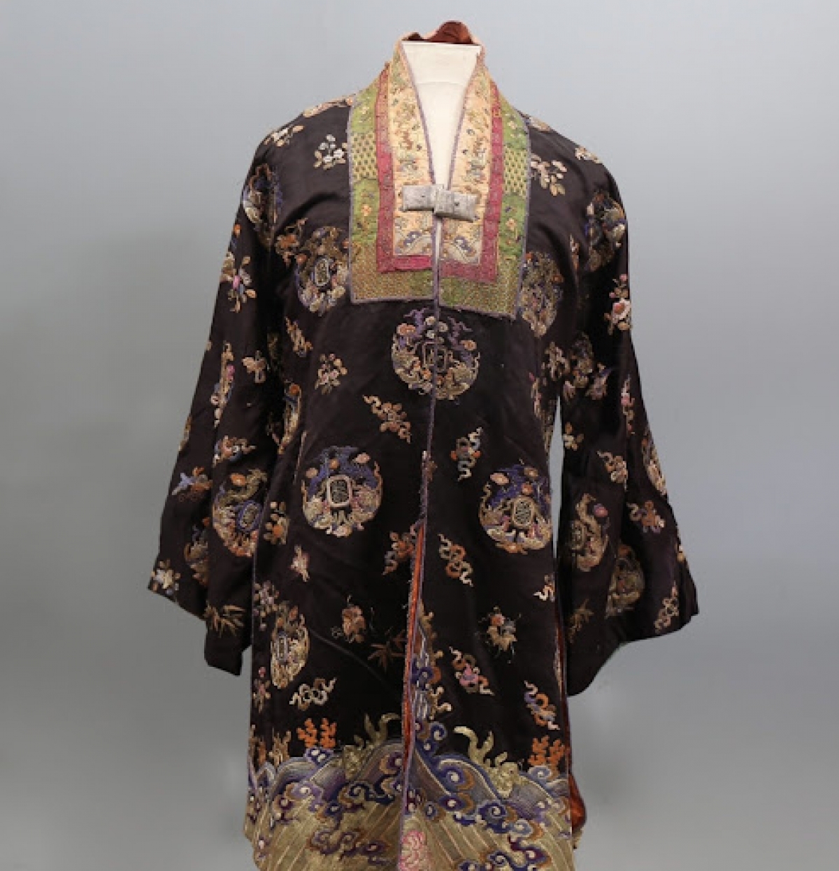 The Nhat Binh dress for empress dowager, empress consort, and princesses of the Nguyen Dynasty.