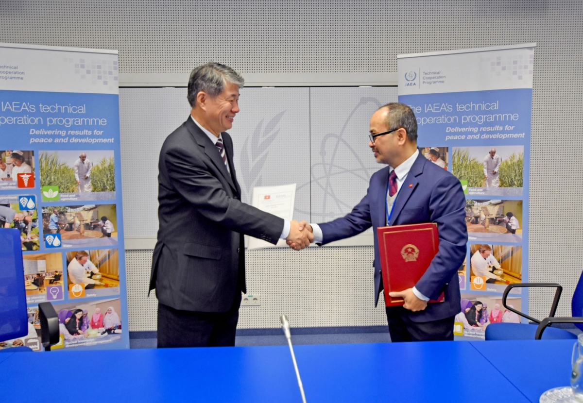 Exchanging signed documents between Vietnam and the IAEA (Photo:VNA)