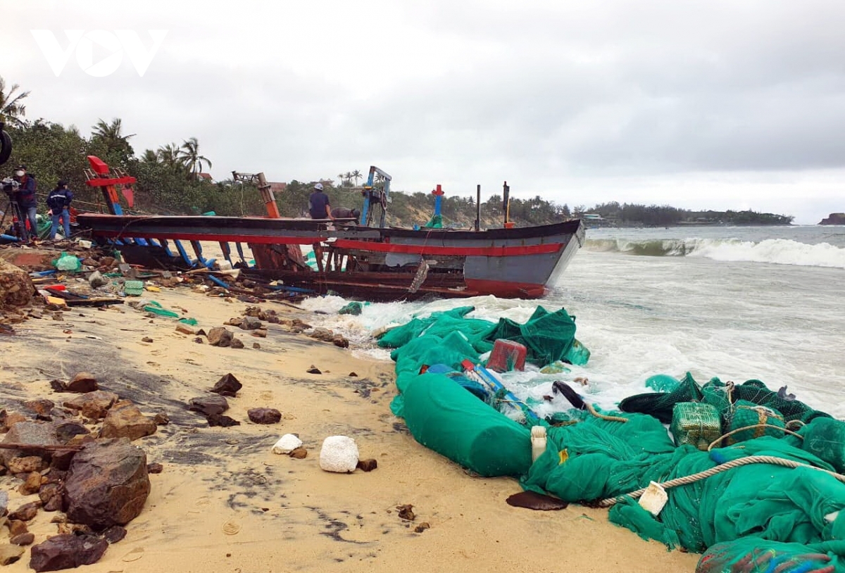 Mưa lớn kèm lốc xoáy bất ngờ khiến nhiều tàu cá ở huyện Tuy An, tỉnh Phú Yên bị sóng đánh chìm