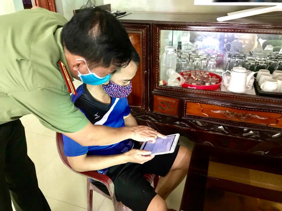 Hướng dẫn người dân kiểm tra thông tin trên mạng. Ảnh: Báo Tin tức