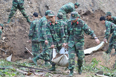 Quân đội xung kích xây dựng nông thôn mới - ảnh 1