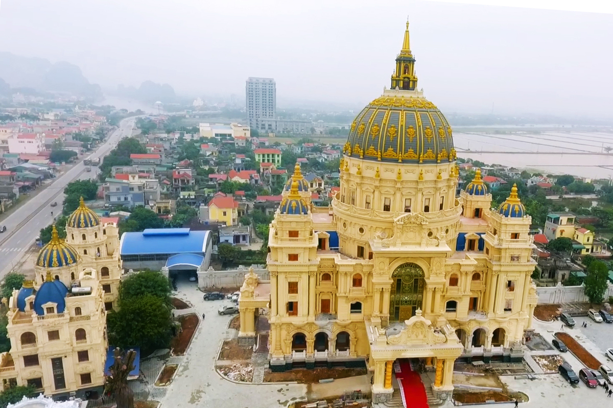 Bất động sản - Chiêm ngưỡng lâu đài mạ vàng gây choáng của đại gia Ninh Bình