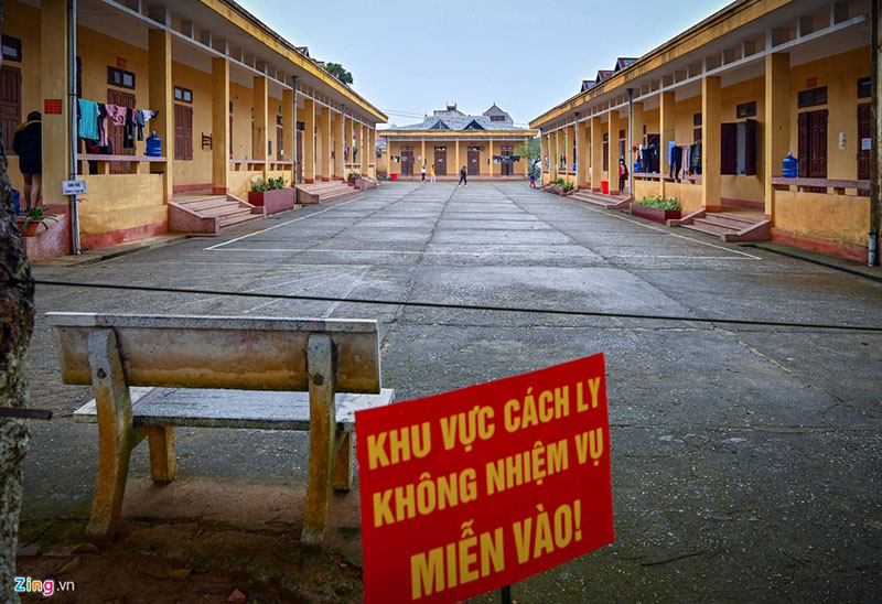 How is life in quarantine center in Vietnam border town?