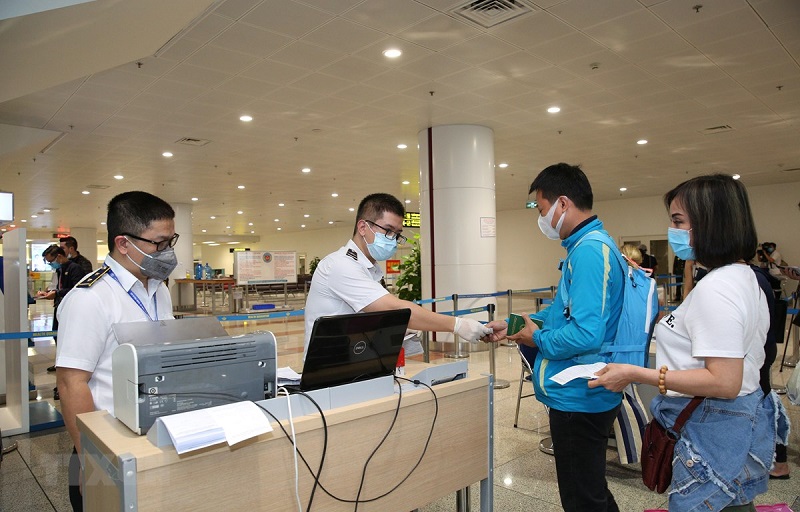 Vietnam takes samples for coronavirus test at airports