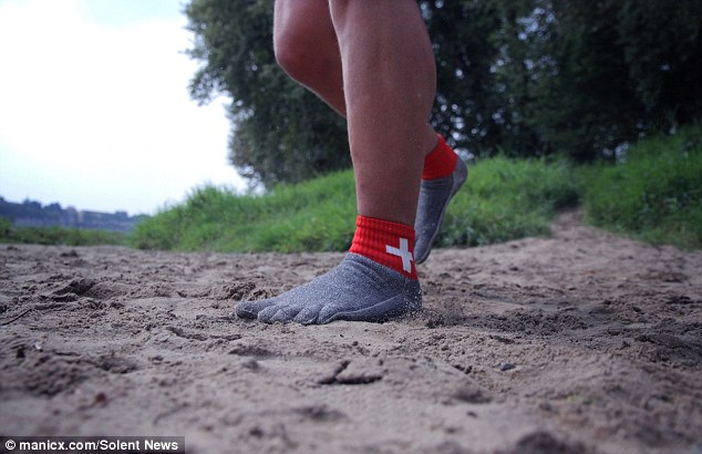 Phát minh loại tất bền gấp 15 lần thép - 1