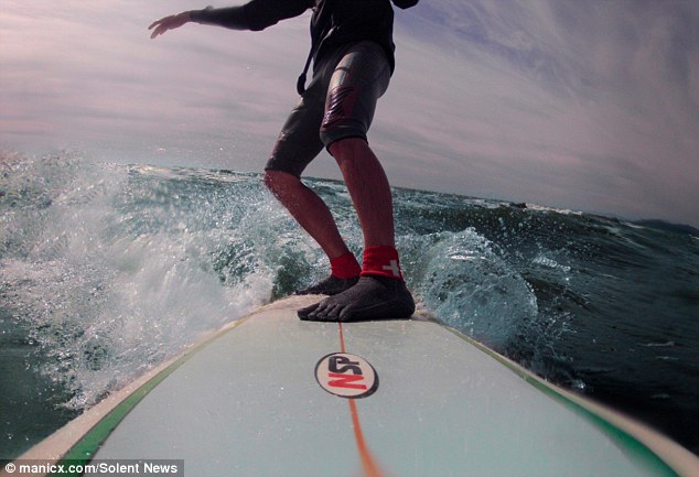 Phát minh loại tất bền gấp 15 lần thép - 5