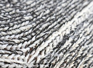 Phát minh loại tất bền gấp 15 lần thép - 7