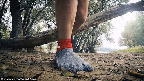 Phát minh loại tất bền gấp 15 lần thép - 9