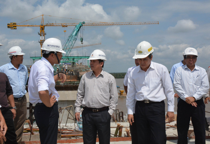 Ông Nguyễn Văn Thể kiểm tra dự án cầu Cổ Chiên vào đầu năm 2015 khi còn là Thứ trưởng Bộ GTVT