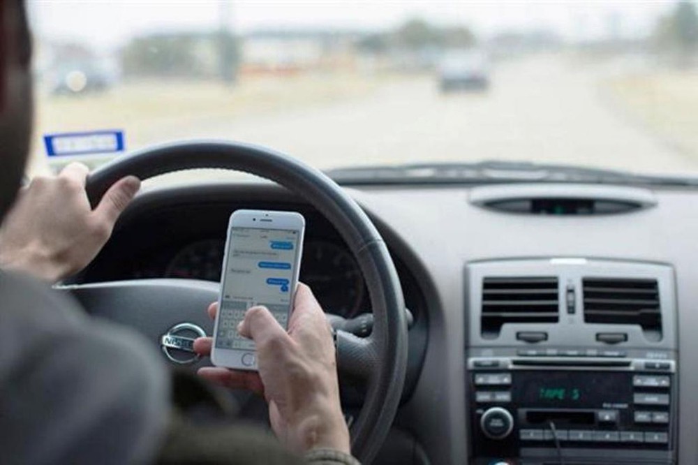 Using mobile phone when driving may be strictly banned