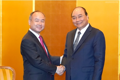 PM Nguyen Xuan Phuc suggests Japan’s largest financial service group expand operation in VN