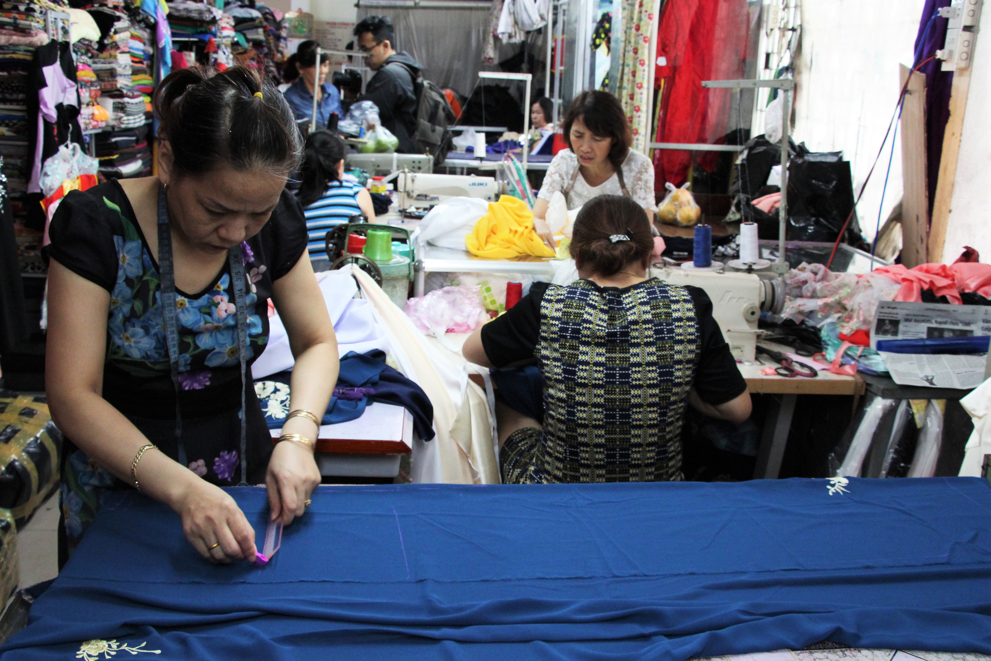 Độc đáo áo dài may nóng lấy liền tại Đà Nẵng - Ảnh 2.