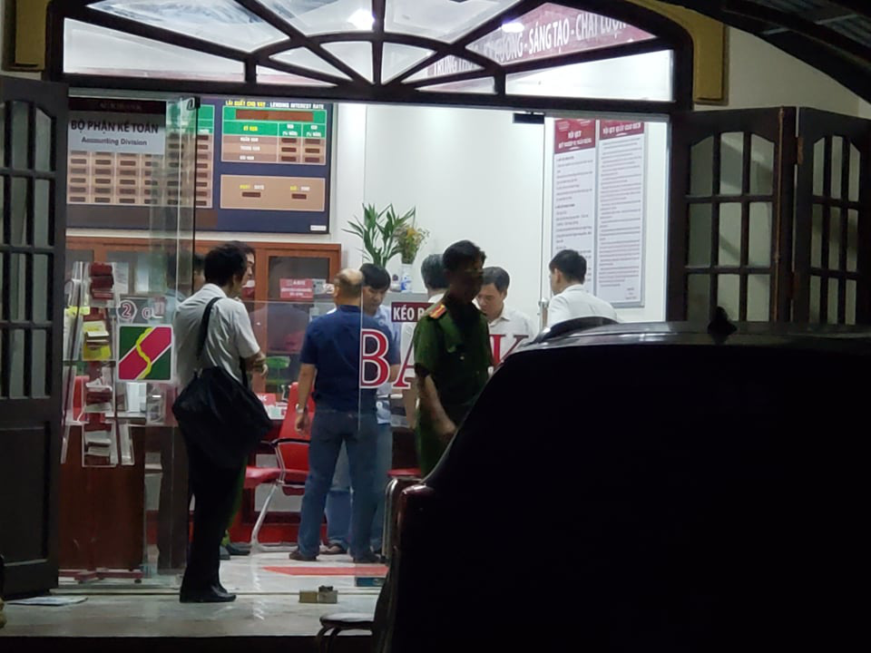 Truy bắt kẻ bịt mặt, cầm hung khí xông vào ngân hàng ở Đồng Nai hô to lựu đạn đây - Ảnh 3.