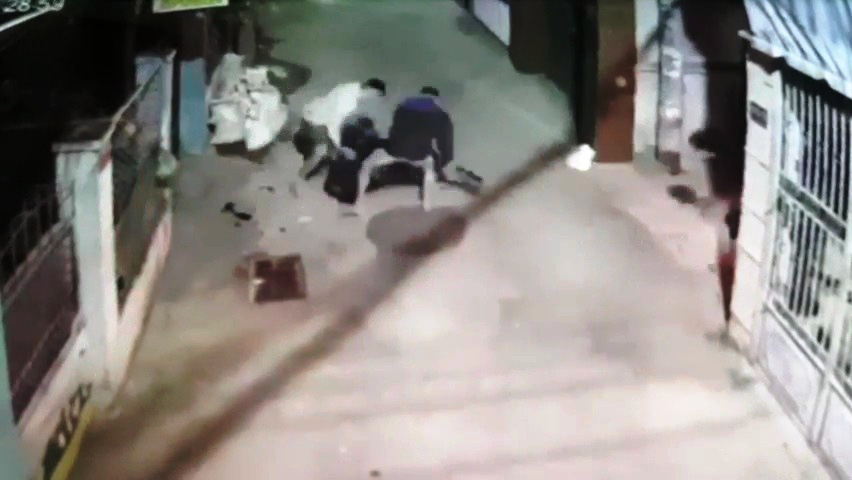 Camera ghi lại cận cảnh 2 băng nhóm bắn nhau như phim hành động ở Tiền Giang - Ảnh 2.