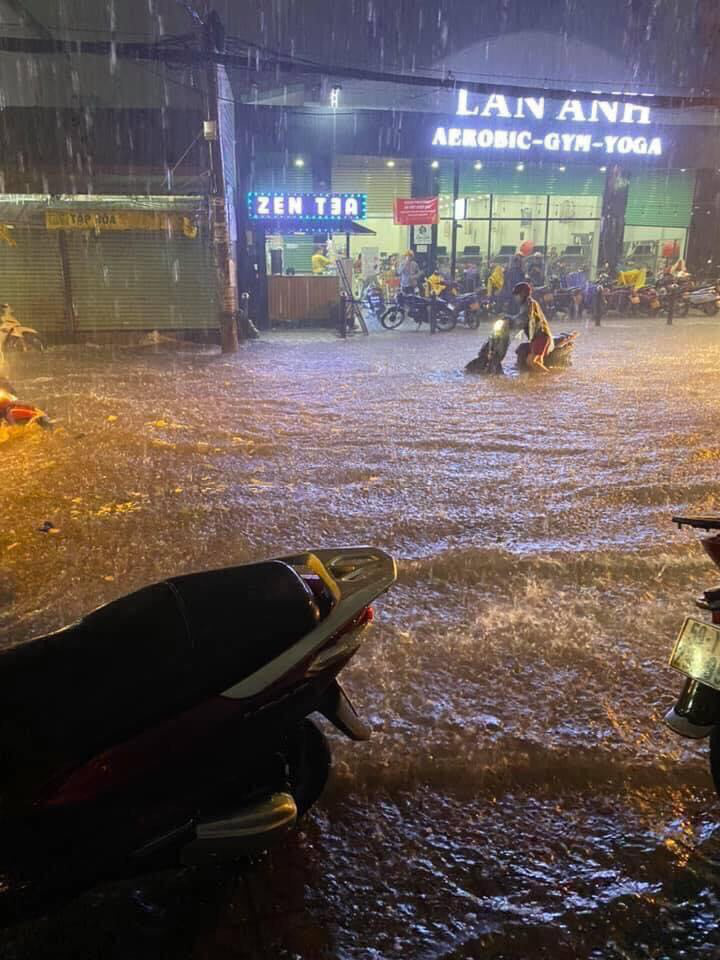 Clip: Công an, dân phòng TP HCM “giải cứu” nhiều phương tiện ngập sâu sau trận mưa kéo dài - Ảnh 2.