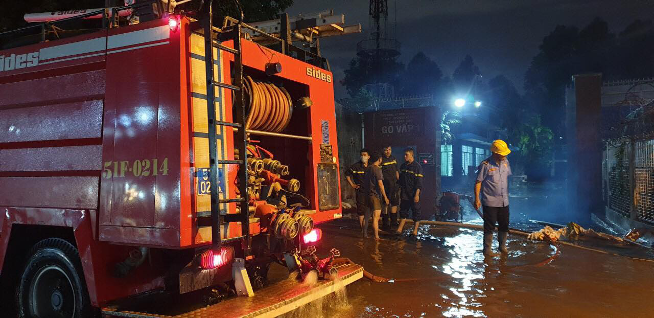 Clip: Công an, dân phòng TP HCM “giải cứu” nhiều phương tiện ngập sâu sau trận mưa kéo dài - Ảnh 5.