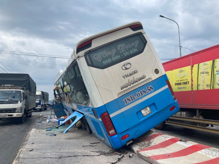 Hành khách hoảng loạn chứng kiến xe khách tông chết người rồi chạy trên dải phân cách - Ảnh 3.