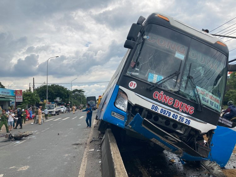 Hành khách hoảng loạn chứng kiến xe khách tông chết người rồi chạy trên dải phân cách - Ảnh 2.